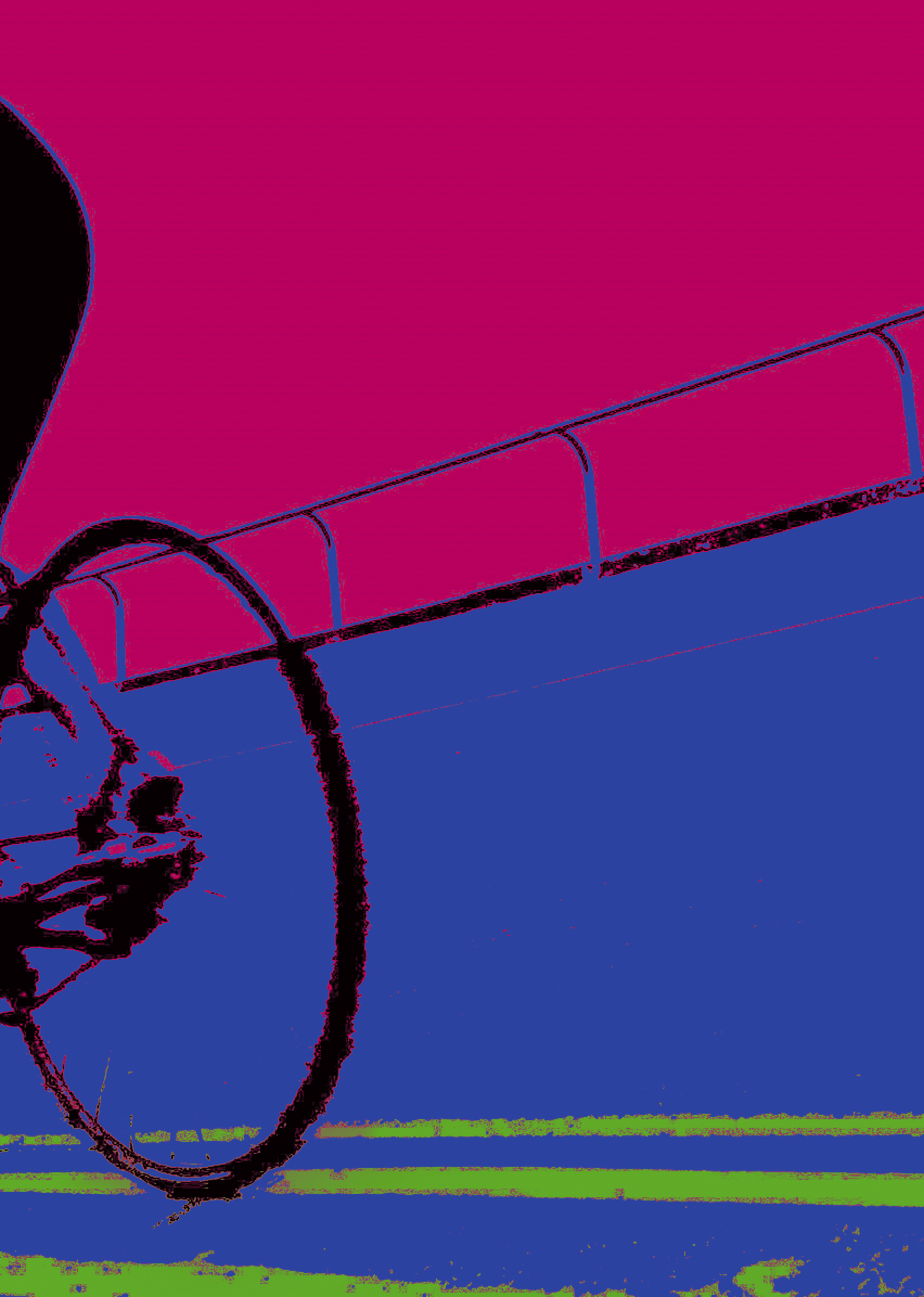 Fahrradrad von unten mit Speichen im Duotone-Stil in Rubinrot und Blau, Sinnbild für das SKOLL-Netzwerk